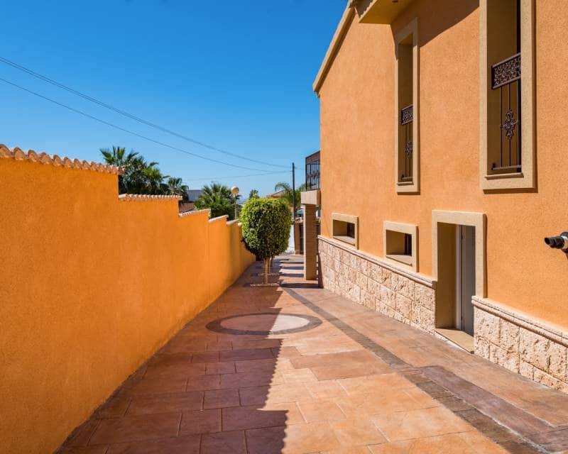 4 bedroom Villa for sale in Ciudad Quesada with pool - € 895,000 (Ref: 8393254)