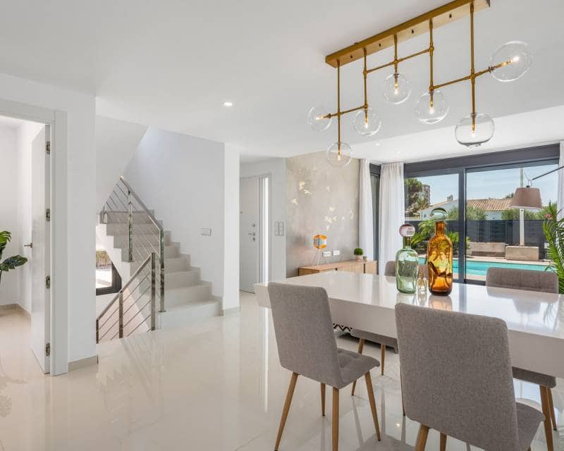 2 slaapkamer Villa te koop in La Manga del Mar Menor met zwembad garage - € 455.000 (Ref: 8408785)