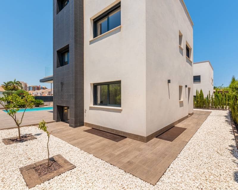 2 slaapkamer Villa te koop in La Manga del Mar Menor met zwembad garage - € 455.000 (Ref: 8408785)