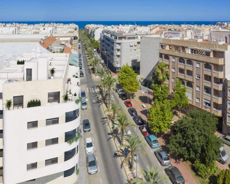 Apartamento de 3 habitaciones en Torrevieja en venta con piscina garaje - 385.000 € (Ref: 8479602)