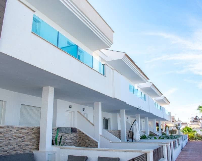 3 soverom Rekkehus til salgs i Torrevieja med svømmebasseng garasje - € 299 000 (Ref: 8533101)