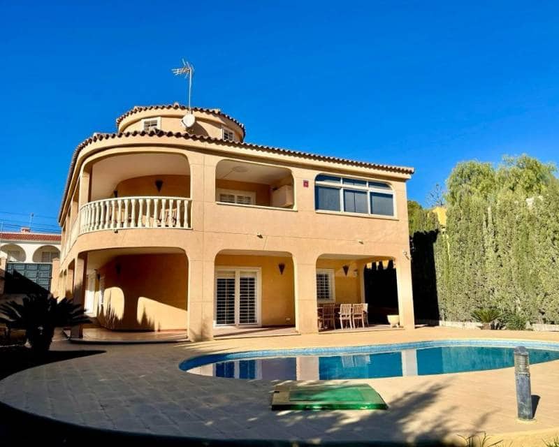 4 bedroom Villa for sale in Torrevieja with pool garage - € 589,000 (Ref: 8611734)