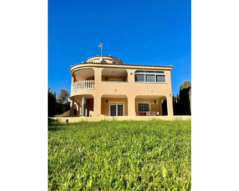 4 bedroom Villa for sale in Torrevieja with pool garage - € 589,000 (Ref: 8611734)