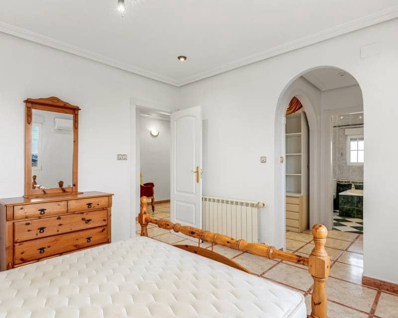 4 bedroom Villa for sale in El Chaparral with pool garage - € 689,000 (Ref: 8814877)