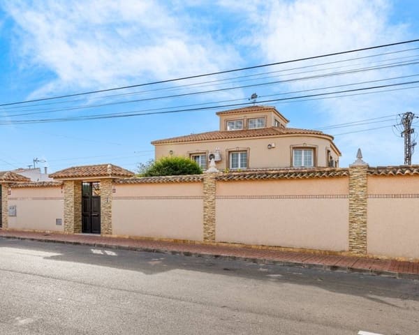 4 bedroom Villa for sale in El Chaparral, Torrevieja with pool garage - € 689,000 (Ref: 8814877)