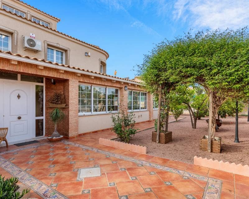 4 bedroom Villa for sale in El Chaparral with pool garage - € 689,000 (Ref: 8814877)