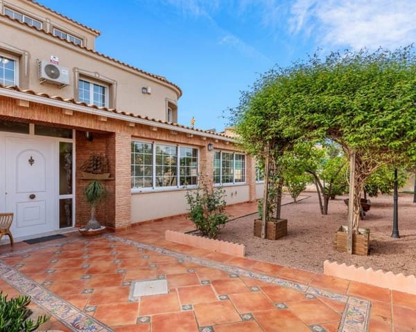 4 bedroom Villa for sale in El Chaparral, Torrevieja with pool garage - € 689,000 (Ref: 8814877)