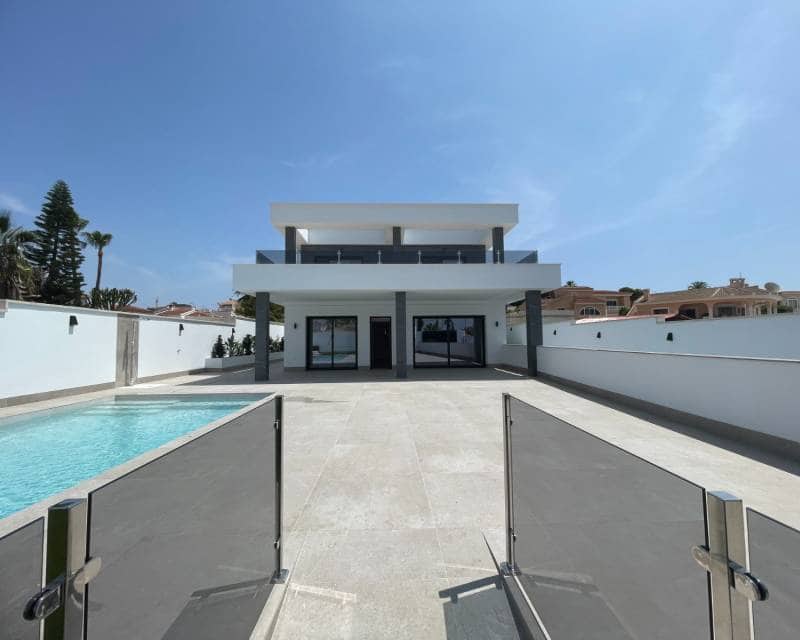 3 slaapkamer Villa te koop in Ciudad Quesada met zwembad garage - € 799.900 (Ref: 8848355)