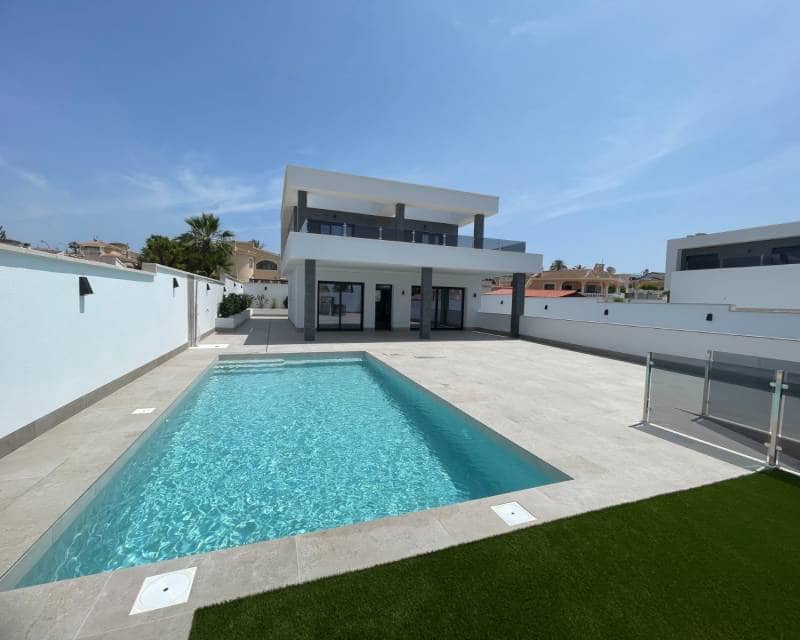 3 slaapkamer Villa te koop in Ciudad Quesada met zwembad garage - € 799.900 (Ref: 8848355)