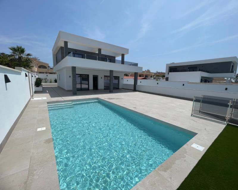 3 slaapkamer Villa te koop in Ciudad Quesada met zwembad garage - € 799.900 (Ref: 8848355)