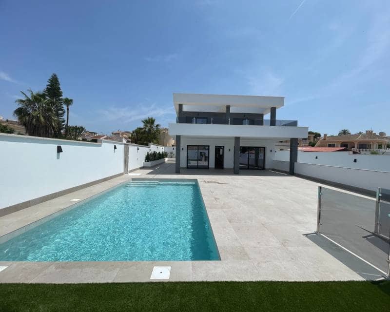 3 slaapkamer Villa te koop in Ciudad Quesada met zwembad garage - € 799.900 (Ref: 8848355)