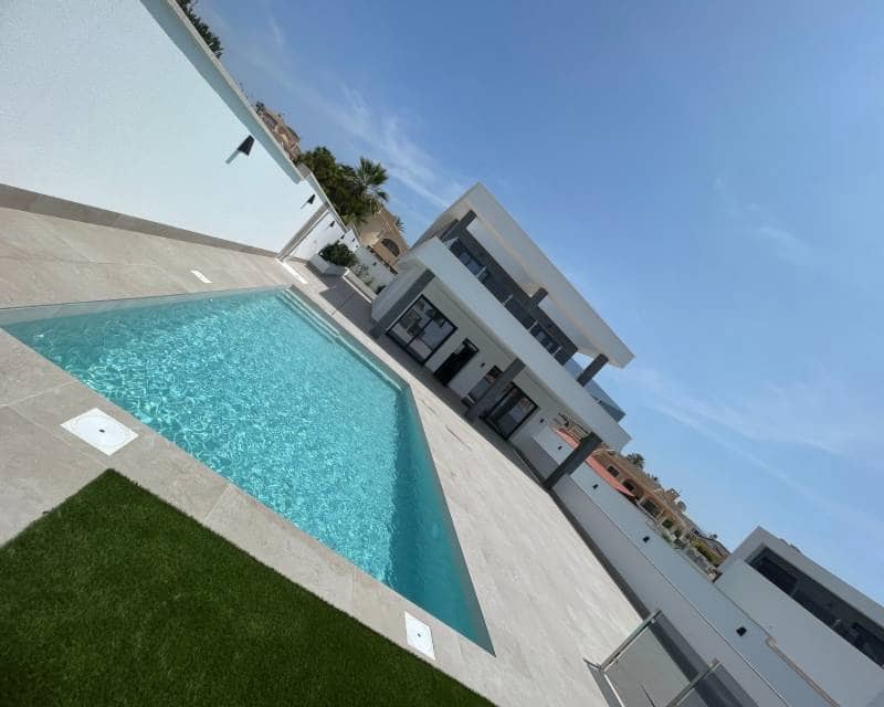 3 slaapkamer Villa te koop in Ciudad Quesada met zwembad garage - € 799.900 (Ref: 8848355)
