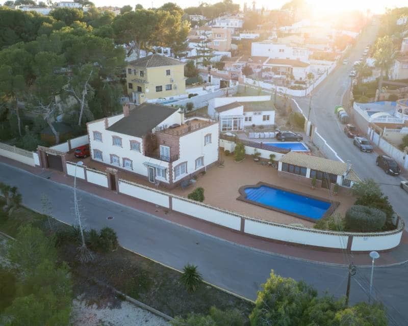 7 bedroom Semi-detached Villa for sale in Los Balcones with pool - € 980,000 (Ref: 8884760)