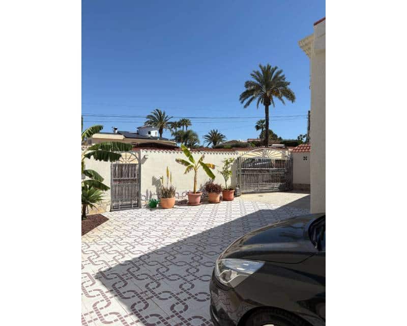 4 bedroom Villa for sale in Ciudad Quesada with pool garage - € 530,000 (Ref: 8920048)