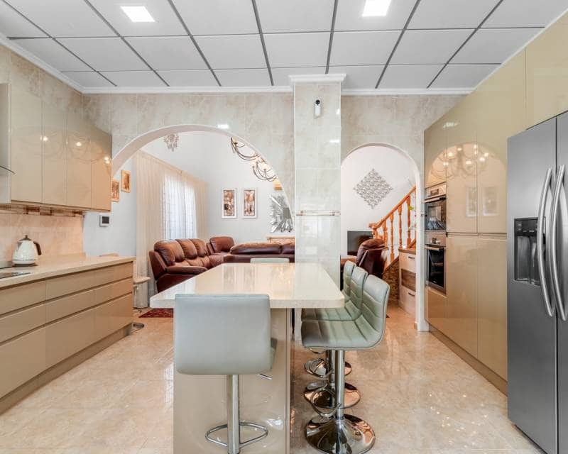 7 bedroom Villa for sale in Ciudad Quesada with pool garage - € 750,000 (Ref: 8960733)