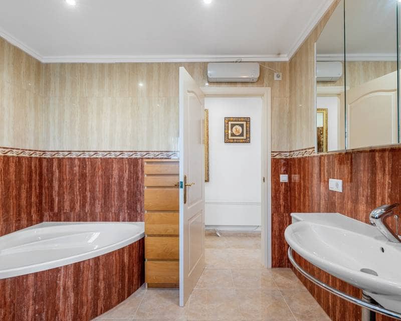 7 bedroom Villa for sale in Ciudad Quesada with pool garage - € 750,000 (Ref: 8960733)