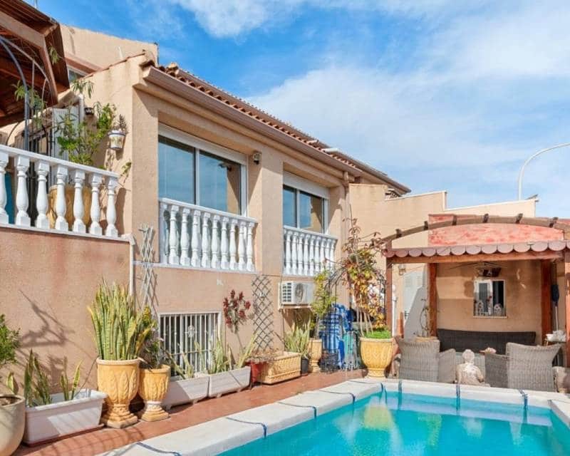 4 soveværelse Villa til salg i Ciudad Quesada med swimmingpool garage - € 419.000 (Ref: 8977195)