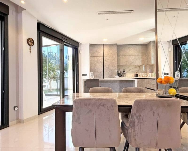 3 Zimmer Villa zu verkaufen in Villamartin mit Pool Garage - 475.000 € (Ref: 9035749)