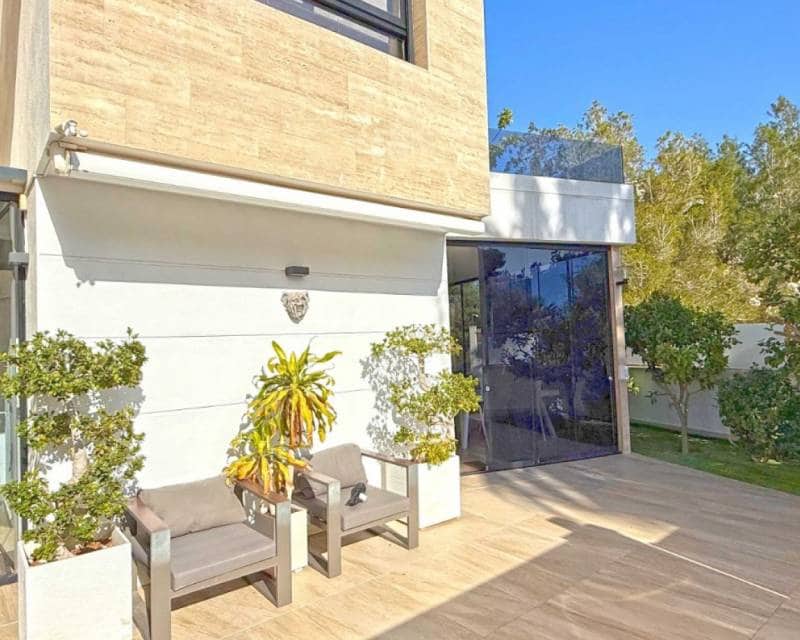 3 Zimmer Villa zu verkaufen in Villamartin mit Pool Garage - 475.000 € (Ref: 9035749)