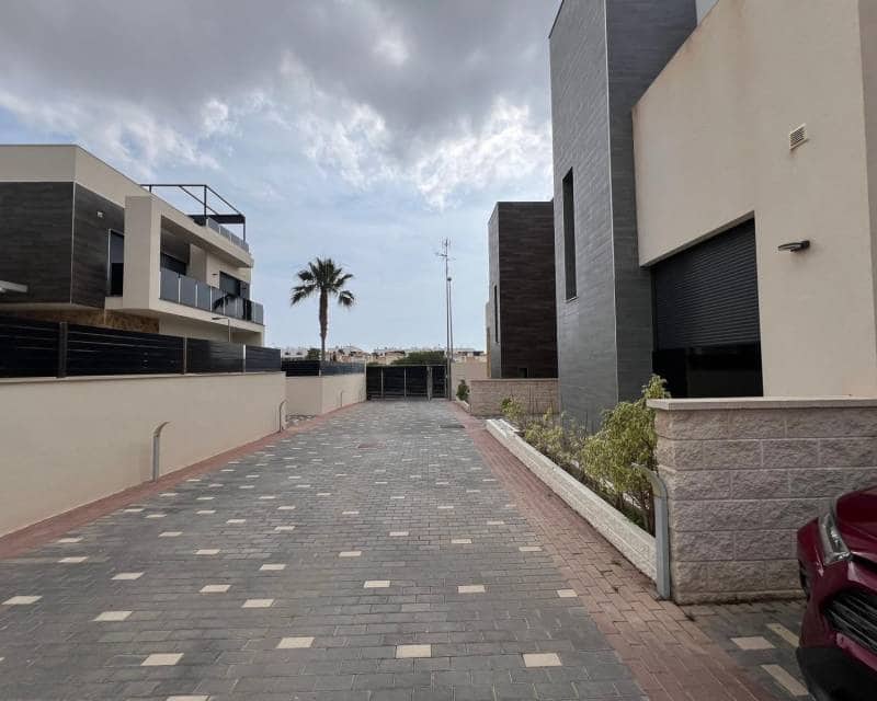 3 soveværelse Villa til salg i Orihuela Costa med swimmingpool garage - € 499.000 (Ref: 9035753)