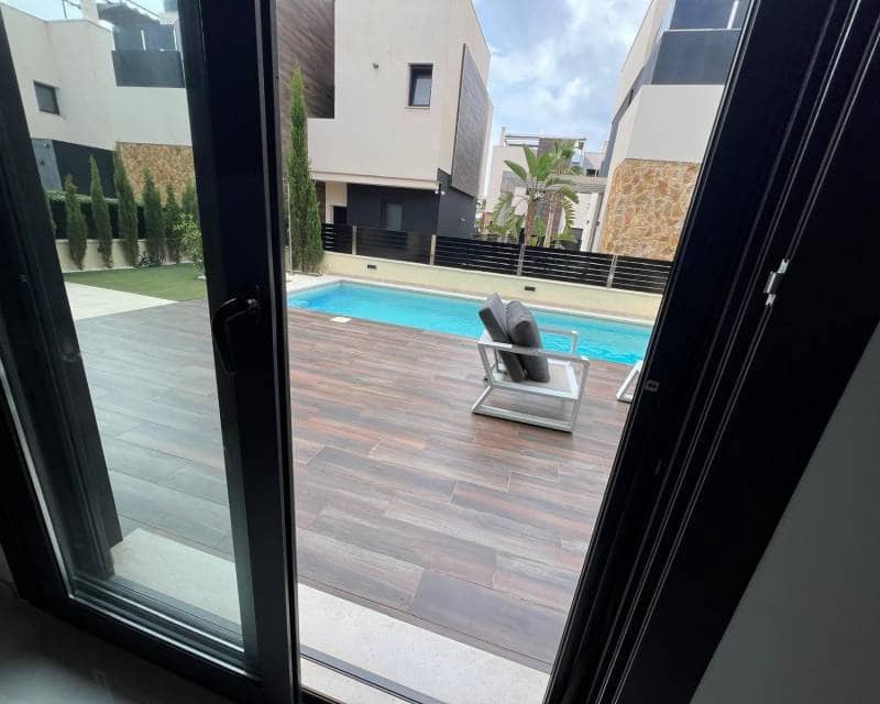 3 soveværelse Villa til salg i Orihuela Costa med swimmingpool garage - € 499.000 (Ref: 9035753)