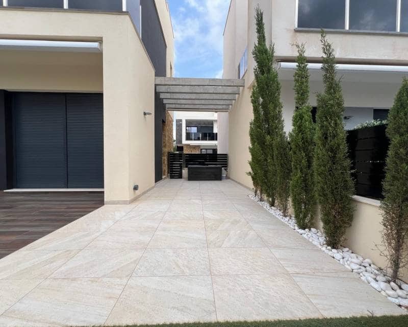 3 soveværelse Villa til salg i Orihuela Costa med swimmingpool garage - € 499.000 (Ref: 9035753)