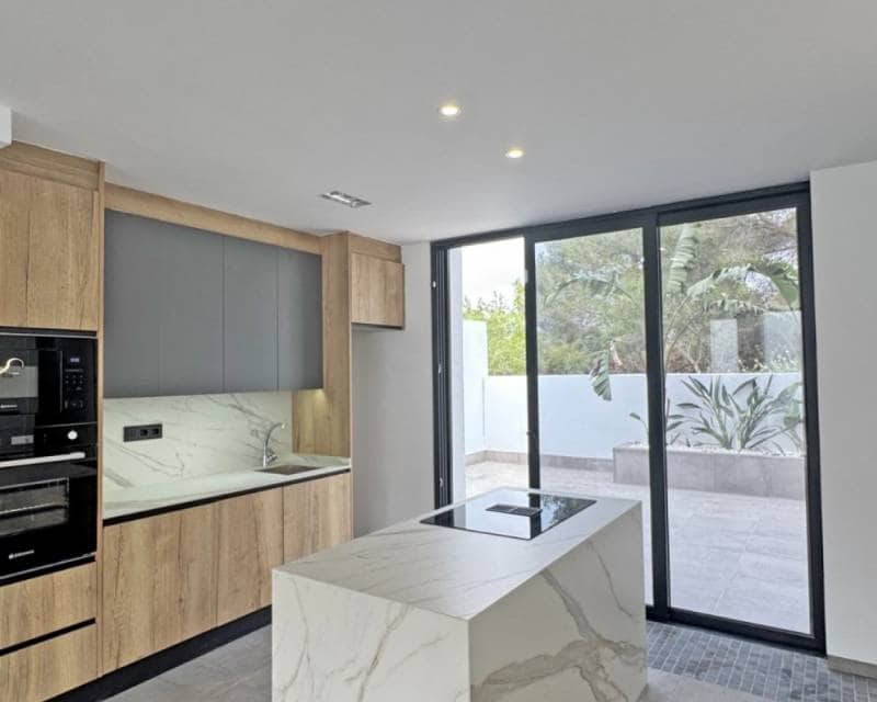 4 slaapkamer Villa te koop in Torrevieja met zwembad garage - € 495.000 (Ref: 9049755)