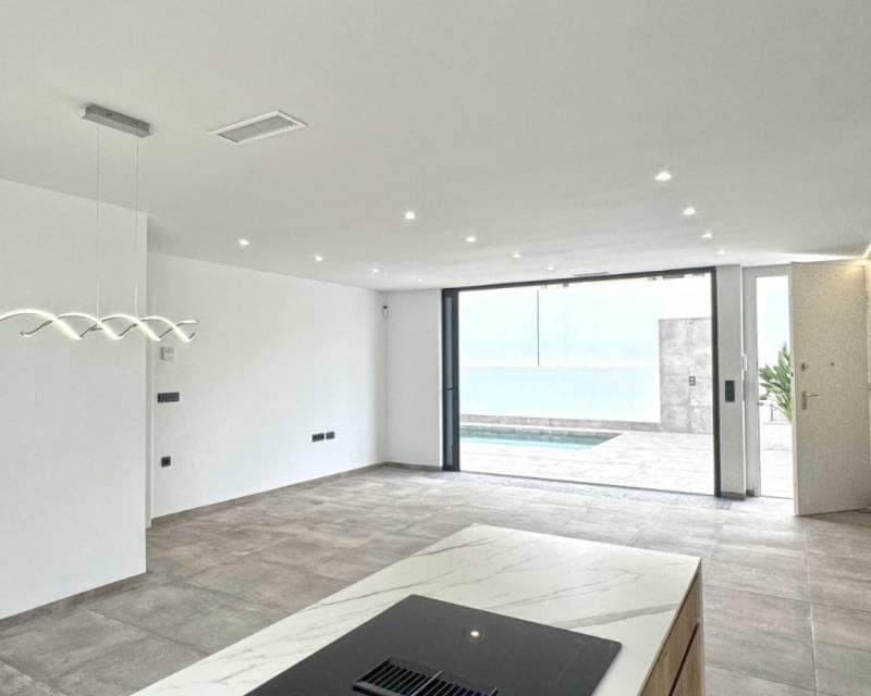 4 slaapkamer Villa te koop in Torrevieja met zwembad garage - € 495.000 (Ref: 9049755)