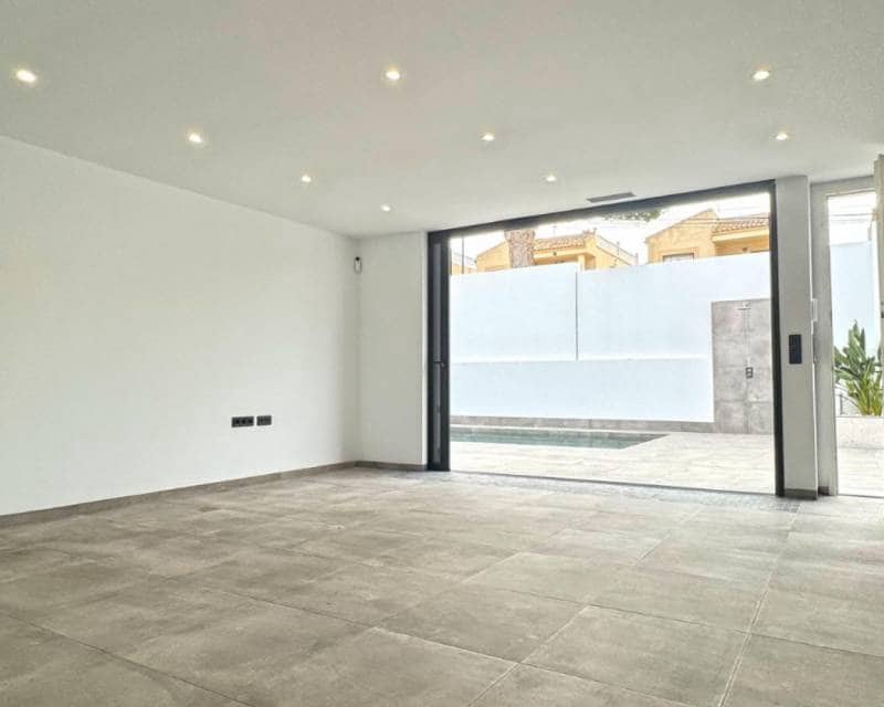 4 slaapkamer Villa te koop in Torrevieja met zwembad garage - € 495.000 (Ref: 9049755)