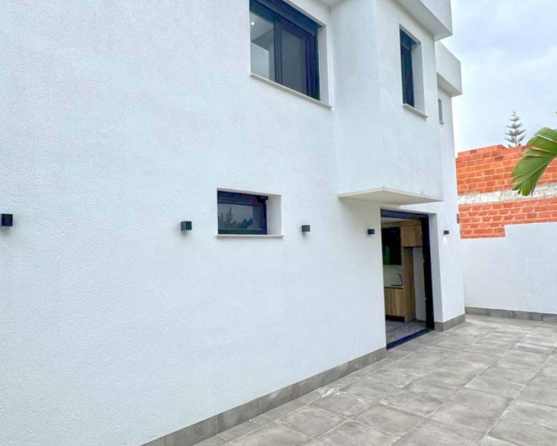 4 slaapkamer Villa te koop in Torrevieja met zwembad garage - € 495.000 (Ref: 9049755)