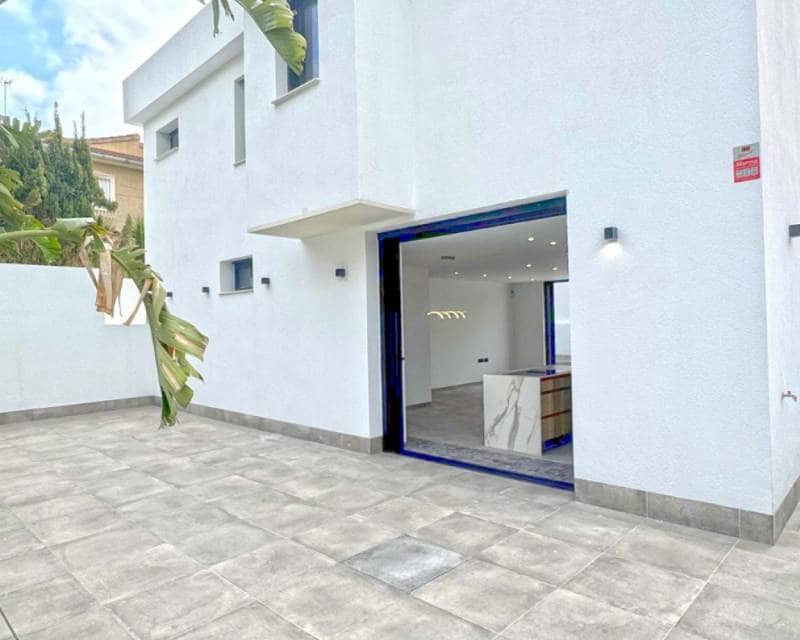 4 slaapkamer Villa te koop in Torrevieja met zwembad garage - € 495.000 (Ref: 9049755)