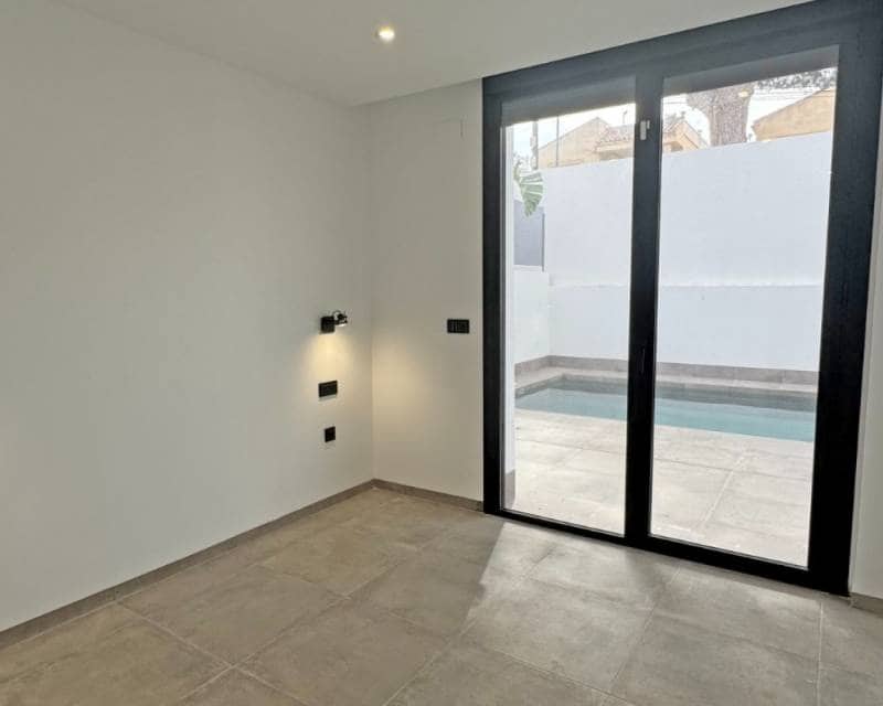 4 slaapkamer Villa te koop in Torrevieja met zwembad garage - € 495.000 (Ref: 9049755)