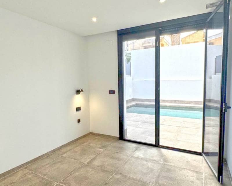 4 slaapkamer Villa te koop in Torrevieja met zwembad garage - € 495.000 (Ref: 9049755)