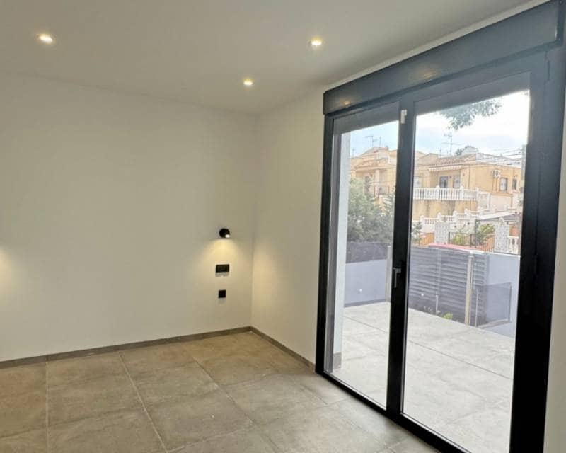 4 slaapkamer Villa te koop in Torrevieja met zwembad garage - € 495.000 (Ref: 9049755)