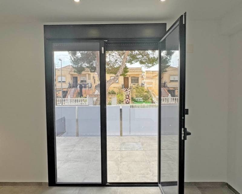 4 slaapkamer Villa te koop in Torrevieja met zwembad garage - € 495.000 (Ref: 9049755)