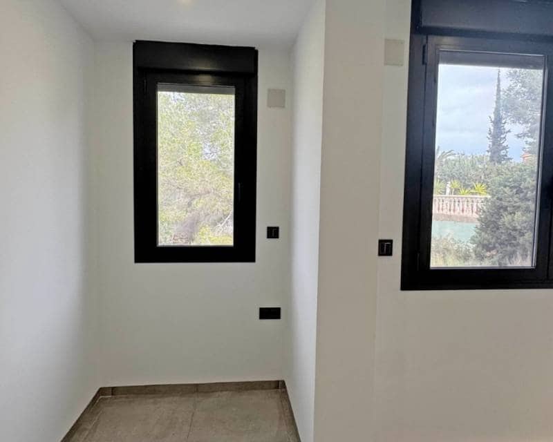 4 slaapkamer Villa te koop in Torrevieja met zwembad garage - € 495.000 (Ref: 9049755)