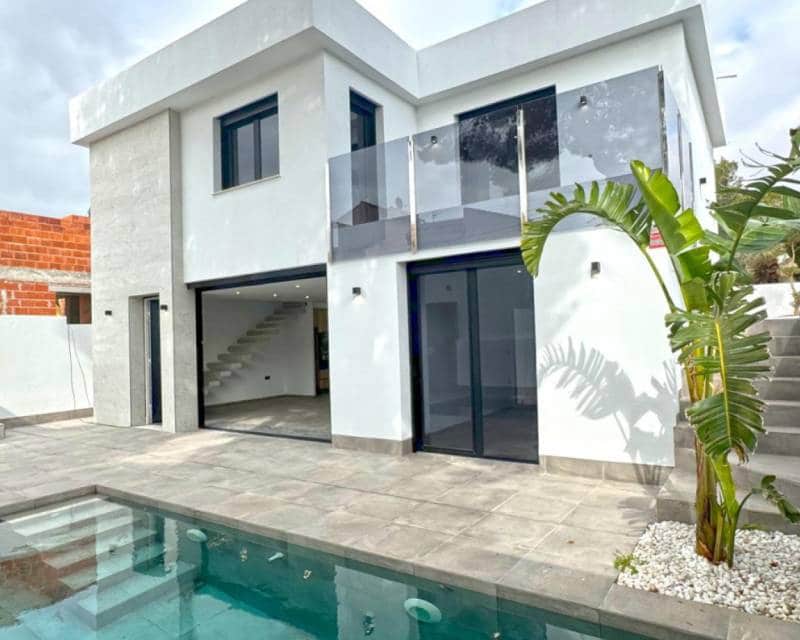 4 slaapkamer Villa te koop in Torrevieja met zwembad garage - € 495.000 (Ref: 9049755)