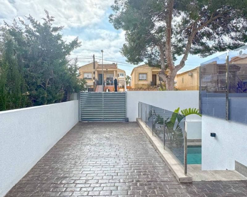 4 slaapkamer Villa te koop in Torrevieja met zwembad garage - € 495.000 (Ref: 9049755)