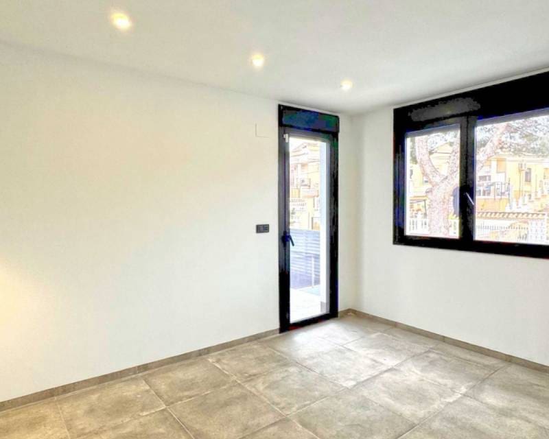 4 slaapkamer Villa te koop in Torrevieja met zwembad garage - € 495.000 (Ref: 9049755)