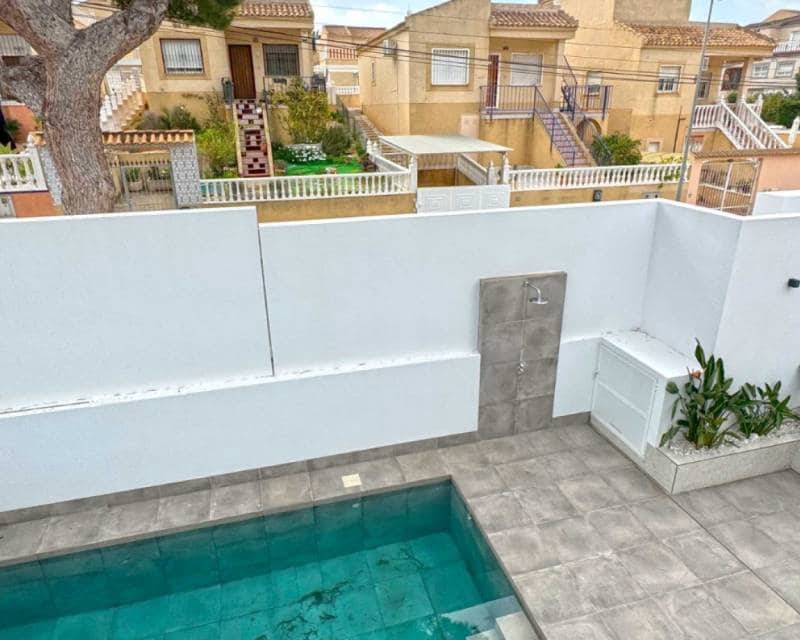 4 slaapkamer Villa te koop in Torrevieja met zwembad garage - € 495.000 (Ref: 9049755)