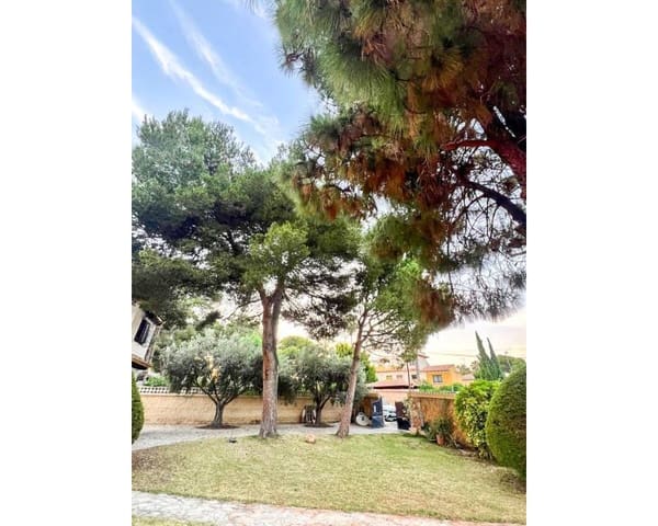 4 soverom Kjedet enebolig til salgs i Punta Prima, Orihuela med svømmebasseng - € 824 000 (Ref: 9064409)