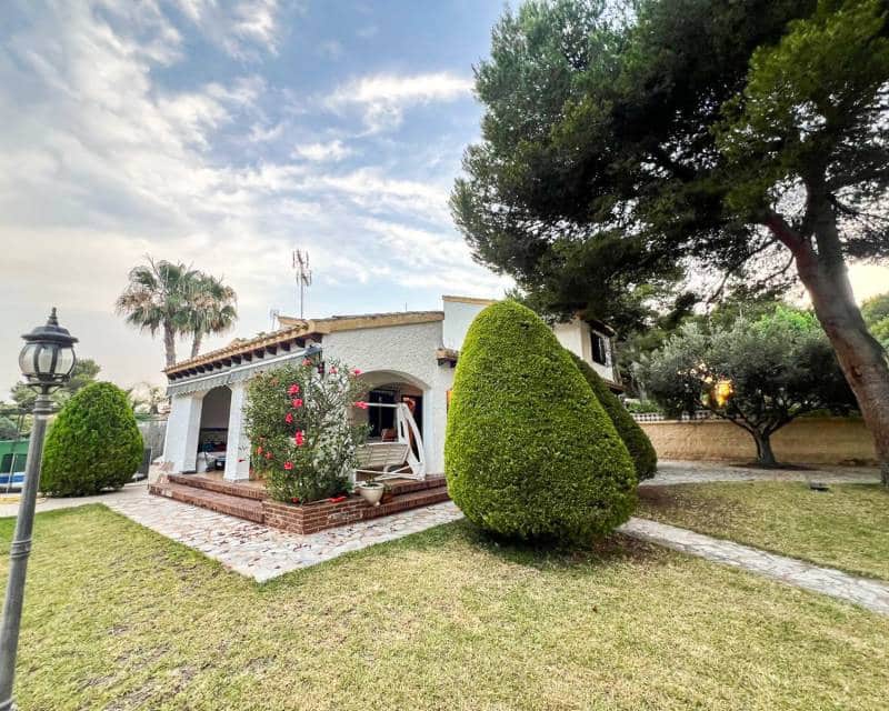 4 soverom Kjedet enebolig til salgs i Orihuela Costa med svømmebasseng - € 824 000 (Ref: 9064409)
