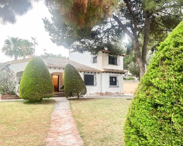 4 soverom Kjedet enebolig til salgs i Punta Prima, Orihuela med svømmebasseng - € 824 000 (Ref: 9064409)
