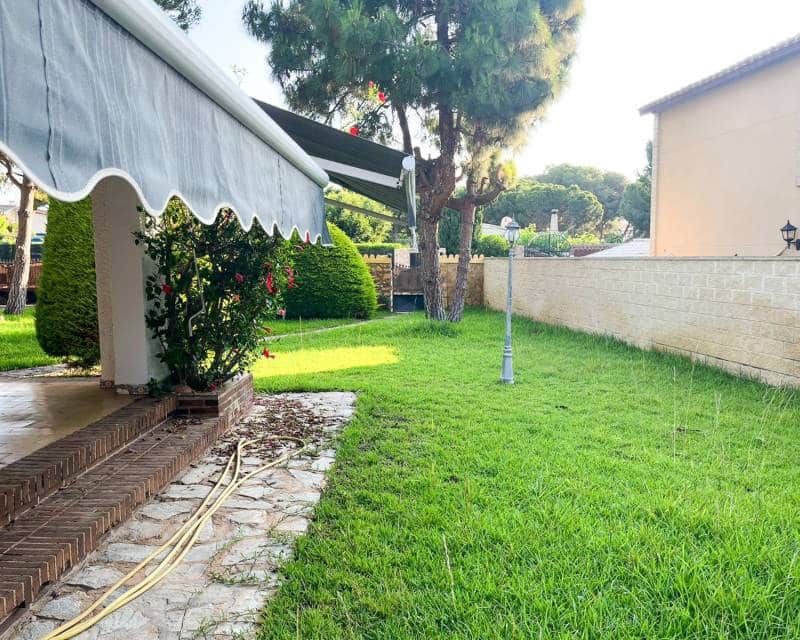 4 soverom Kjedet enebolig til salgs i Orihuela Costa med svømmebasseng - € 824 000 (Ref: 9064409)