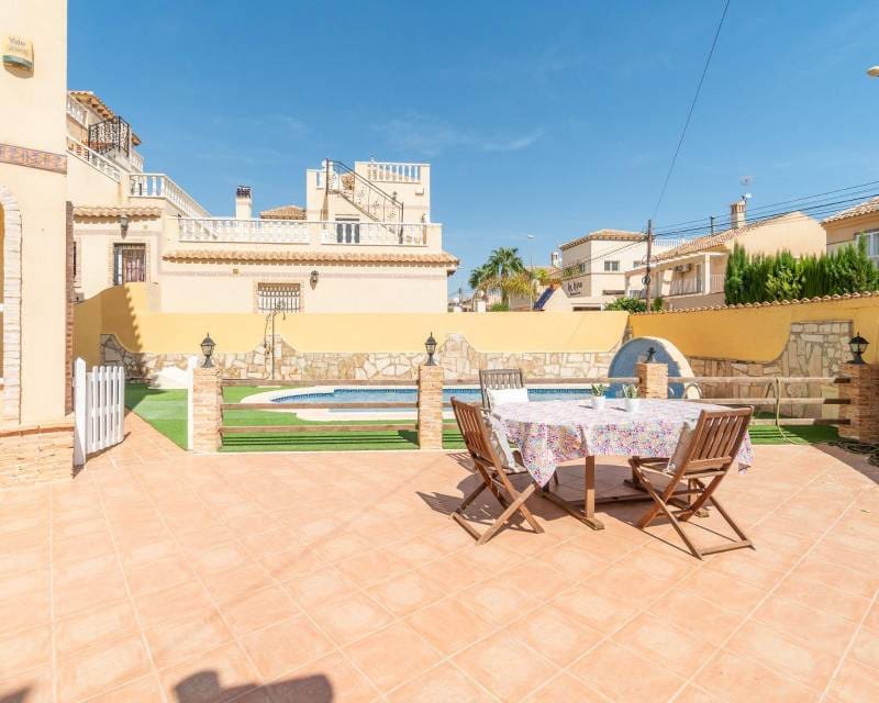 5 soveværelse Semi-Rækkehus til salg i Las Mimosas med swimmingpool garage - € 350.000 (Ref: 9072599)