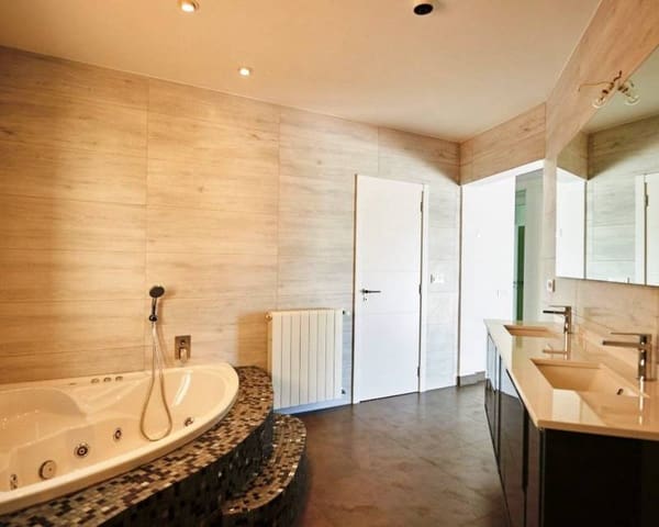 4 bedroom Villa for sale in Altea with pool garage - € 1,195,000 (Ref: 9073985)