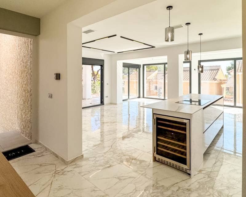 4 slaapkamer Villa te koop in Los Altos met zwembad garage - € 995.000 (Ref: 9109827)