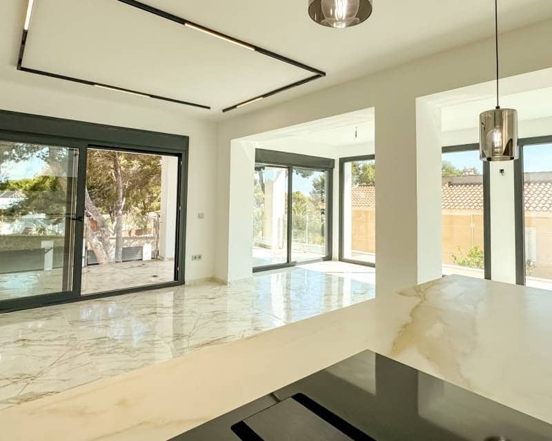 4 slaapkamer Villa te koop in Los Altos met zwembad garage - € 995.000 (Ref: 9109827)