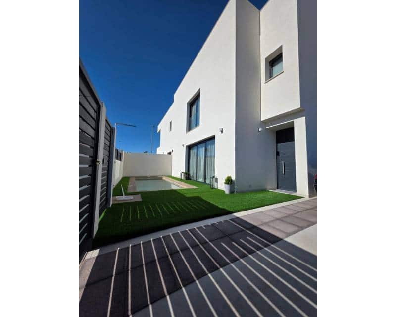 2 soverom Kjedet enebolig til salgs i Benijofar med svømmebasseng garasje - € 320 000 (Ref: 9114861)