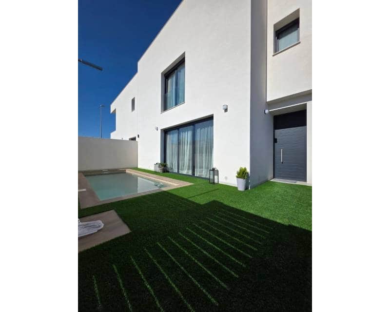 2 soverom Kjedet enebolig til salgs i Benijofar med svømmebasseng garasje - € 320 000 (Ref: 9114861)